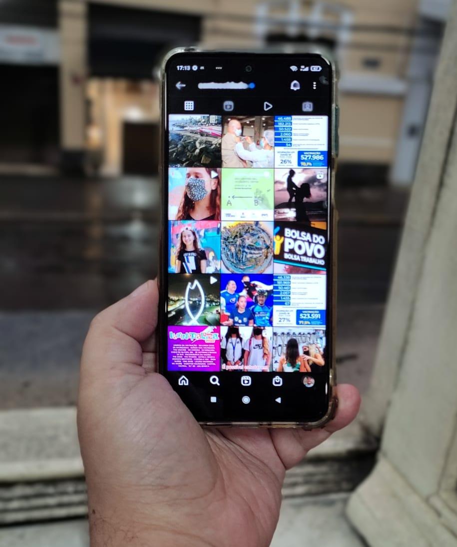 MÃO SEGURA SMARTPHONE ABERTO NO PERFIL DA PREFEITURA NO INSTAGRAM. #PARATODOSVEREM