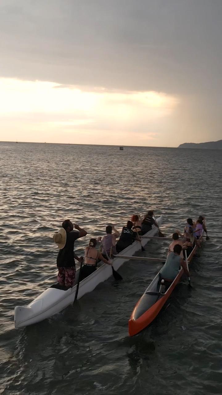 pessoas remando no mar #paratodosverem