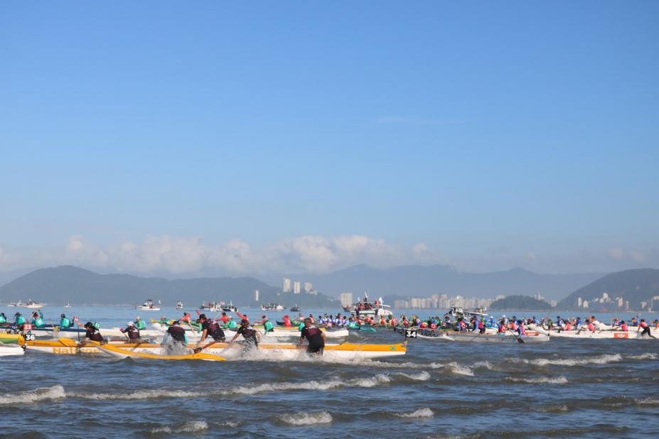 pessoas em canoas no mar #paratodosverem