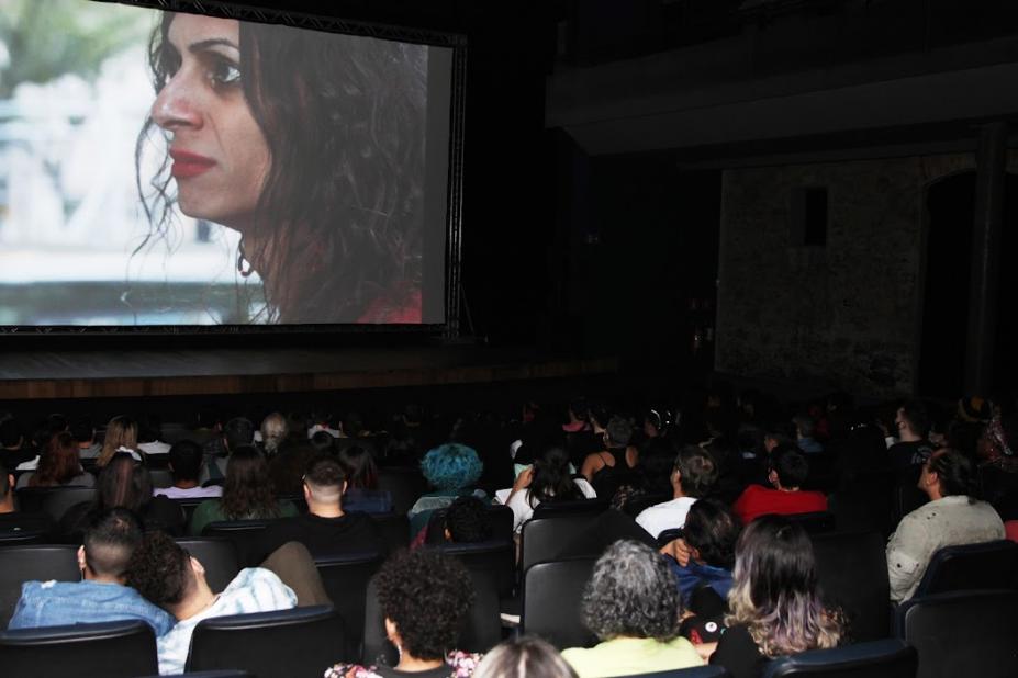 Atriz santista no telão assistido pelo público que lotou o teatro. #paratodosverem