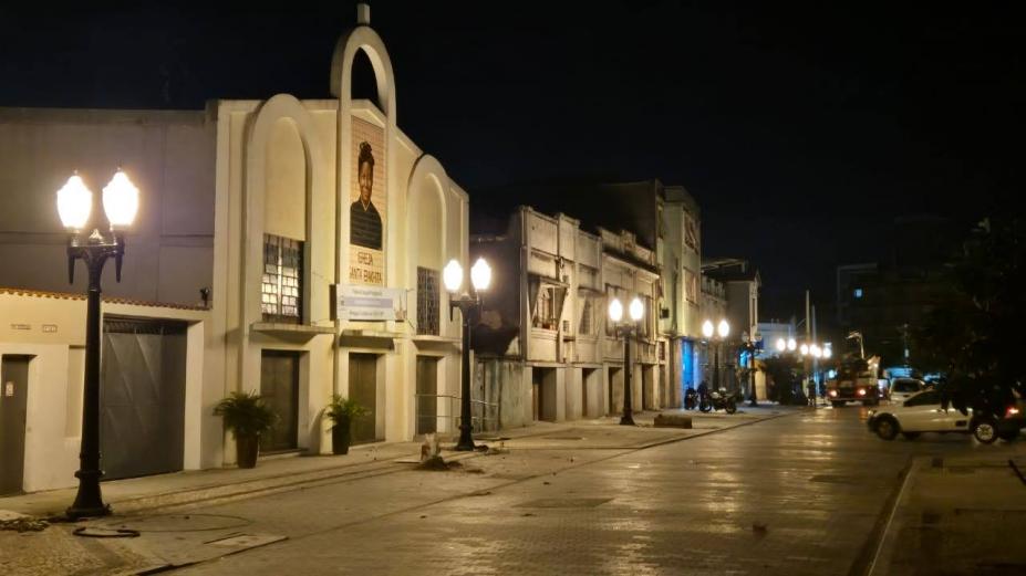 rua à noite iluminada com postes decorativos #paratodosverem