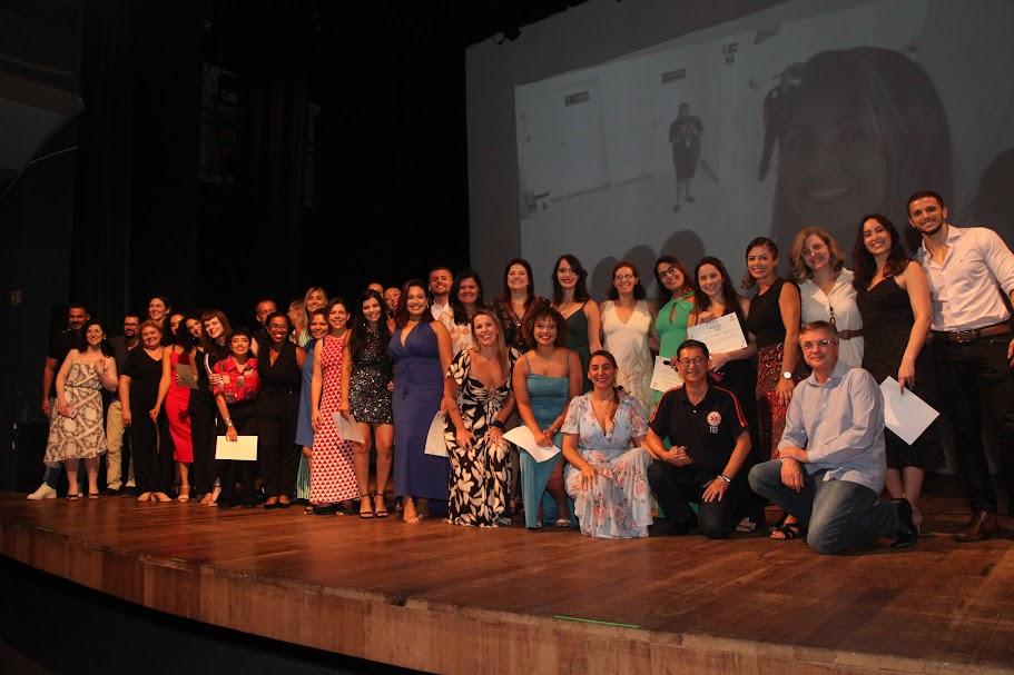 Grupo de formados e orientadores no palco do Teatro Guarany. #pratodosverem