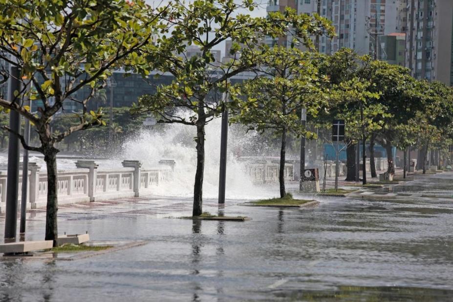 mar passando pela mureta na orla e invadindo a avenida #paratodosverem