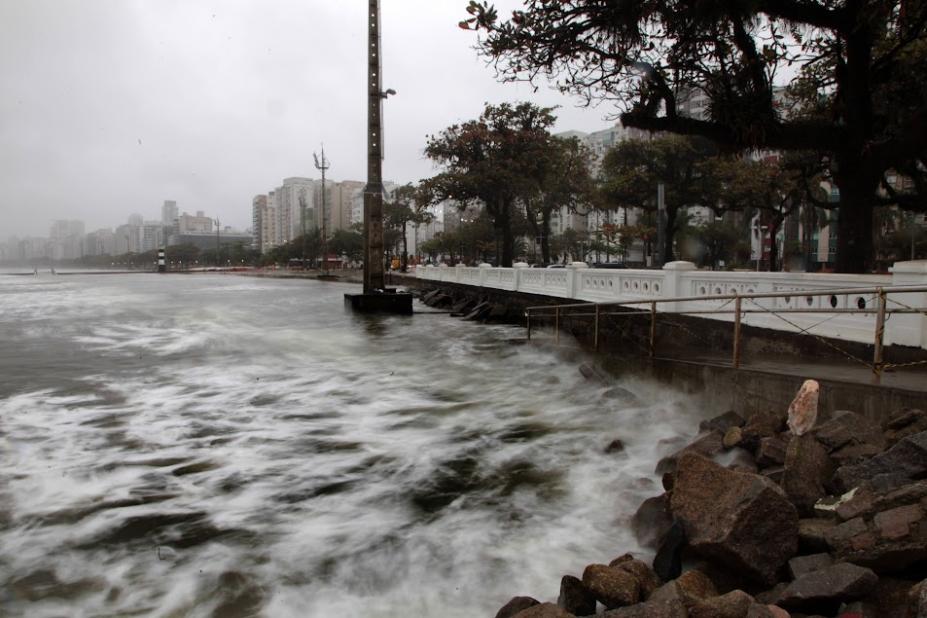 mar forma ondas fortes num dia chuvoso na ponta da praia em Santos. #paratodosverem