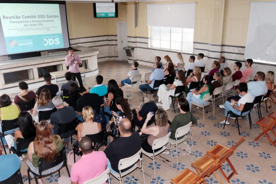 pessoas participando de reunião #paratodosverem