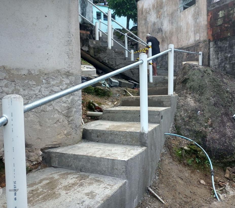 vista geral de escadaria de acesso a morro. #paratodosverem