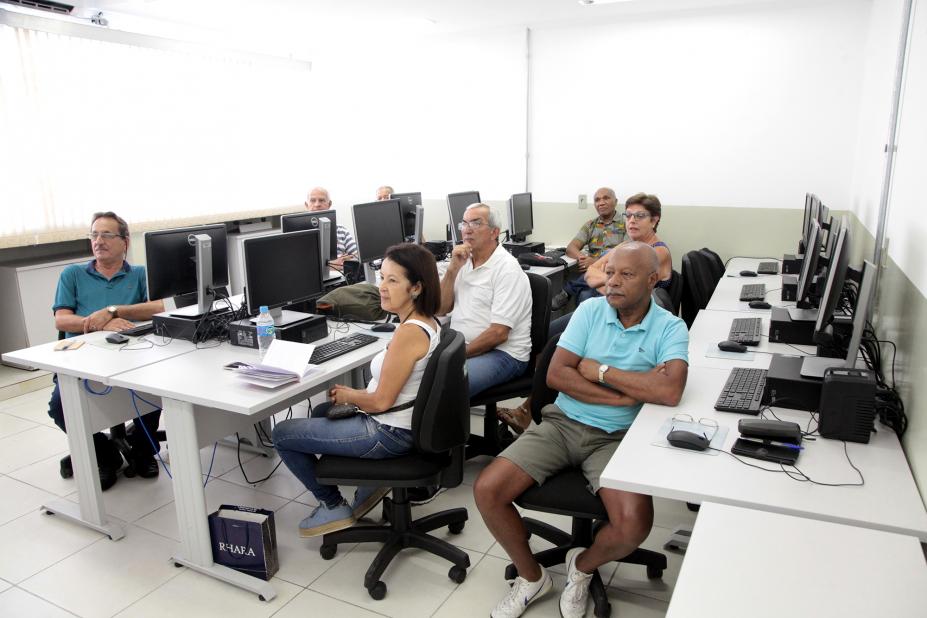 idosos acompanham a aula em computadores #paratodosverem