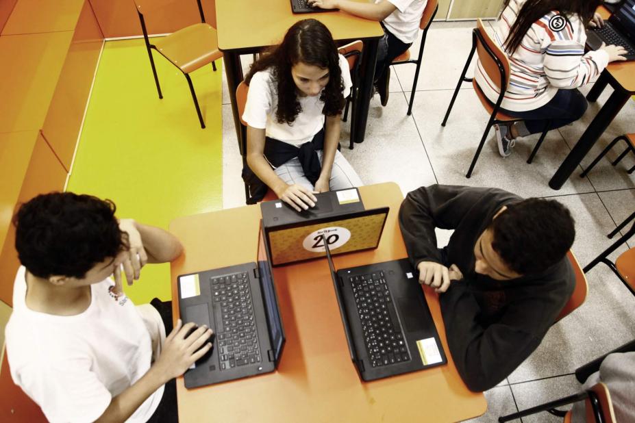 crianças votando em laptops #pracegover