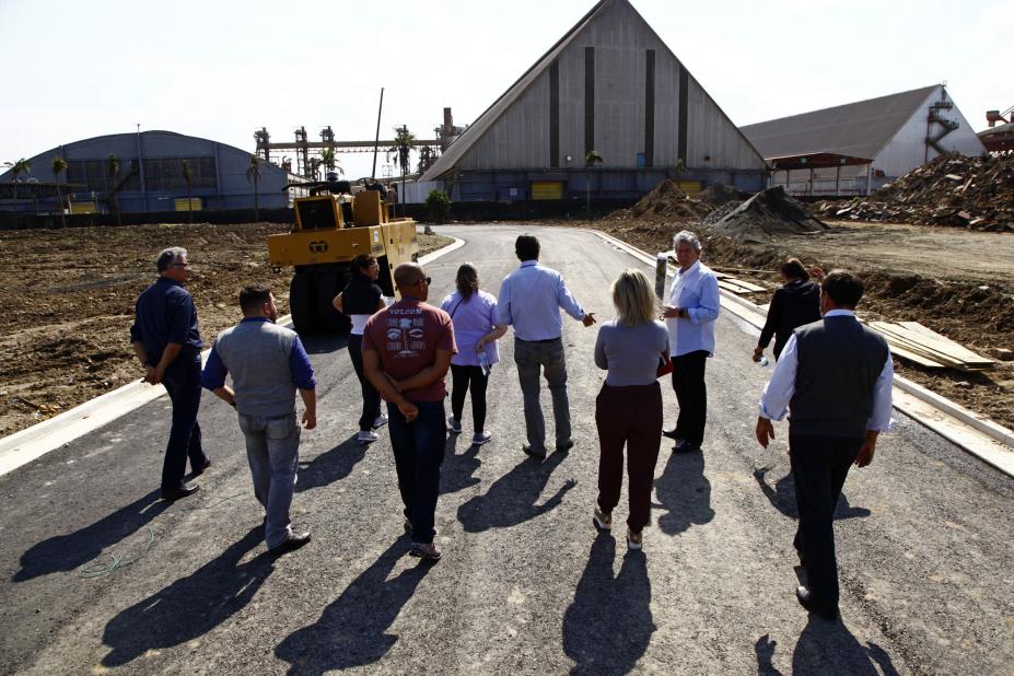 Grupo caminha por pista em obras. #Pracegover