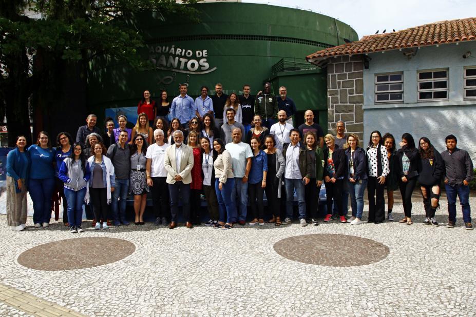 participantes de fórum posam na frente do aquário #pracegover 