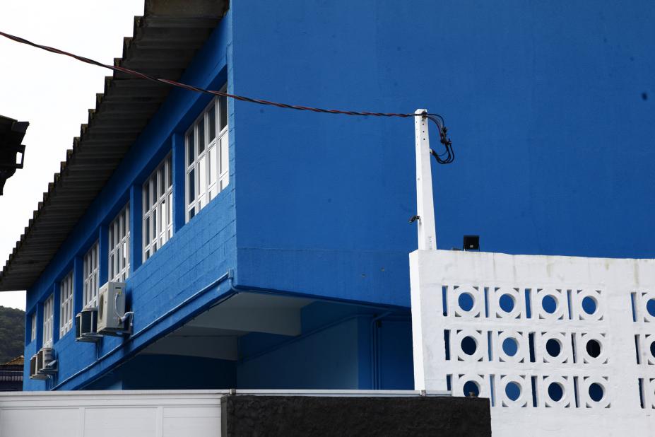 Fachada da clínica-escola, com dois pavimentos e mura com motivos da mureta típica de Santos. #Pracegover