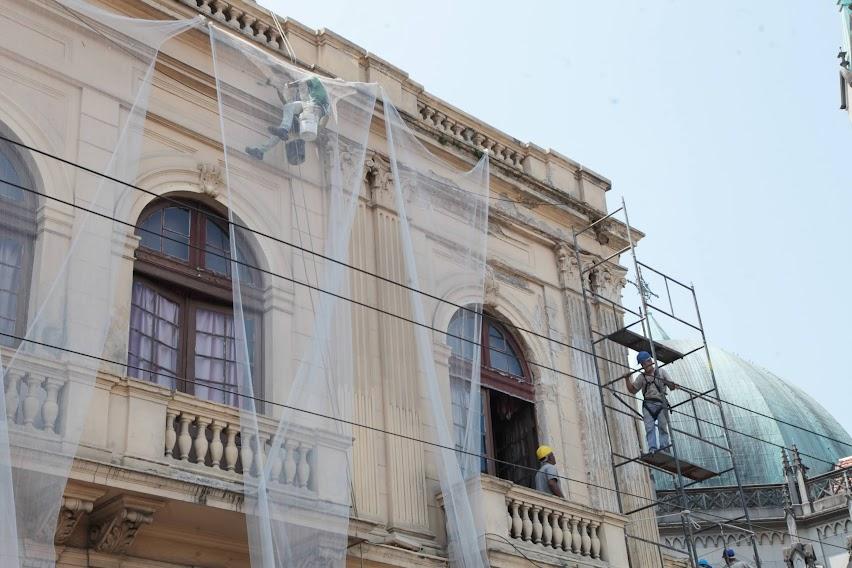 fachada do teatro coliseu com homens trabalhando em adaime. #paratodosverem