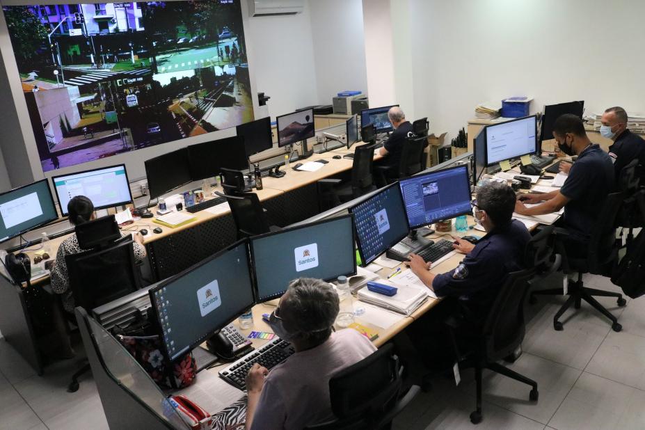 Pessoas trabalhando no centro de controle operacional #paratodosverem