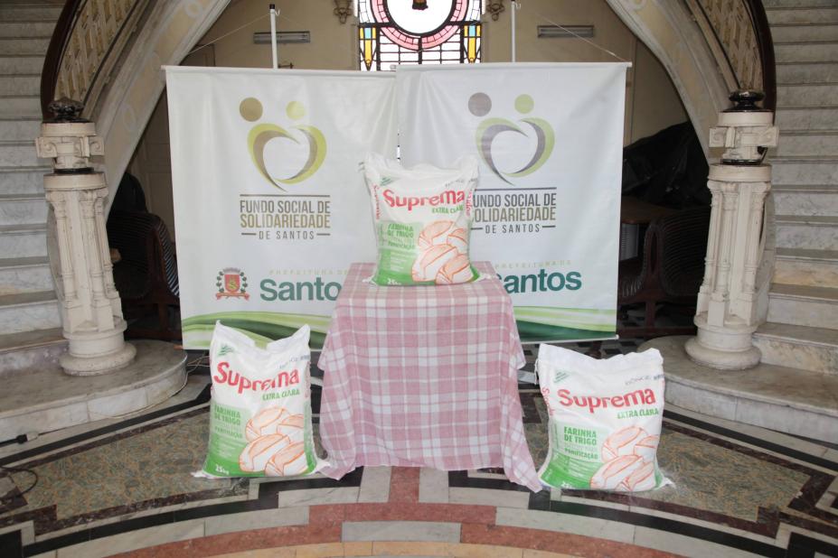 três grandes sacos de farinha , um colocado sobre uma mesa - Fotos: Rogério Bomfim