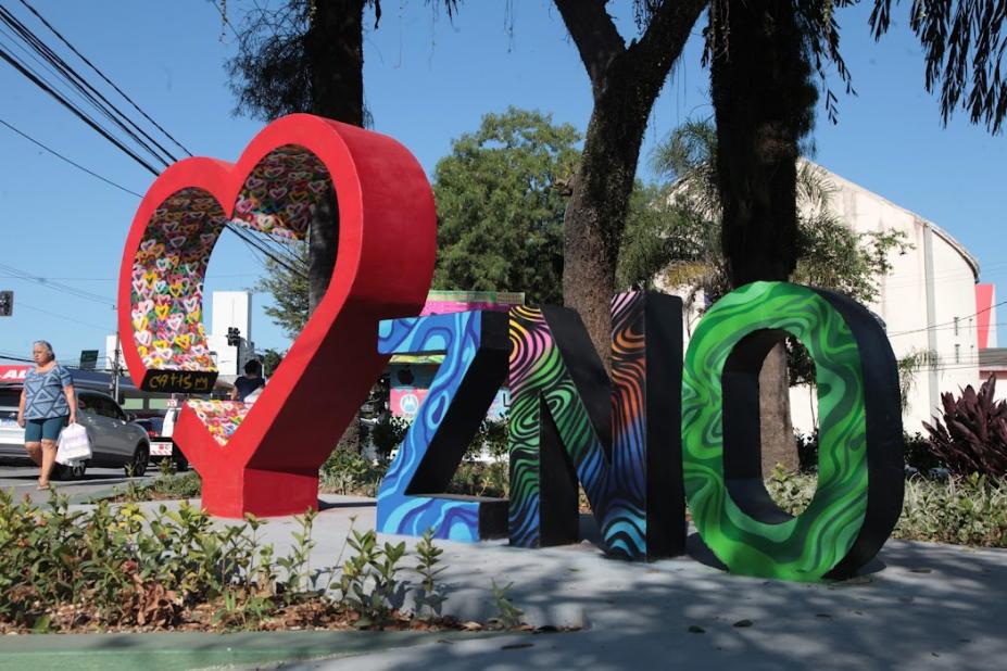 monumento colorido na praça #paratodosverem