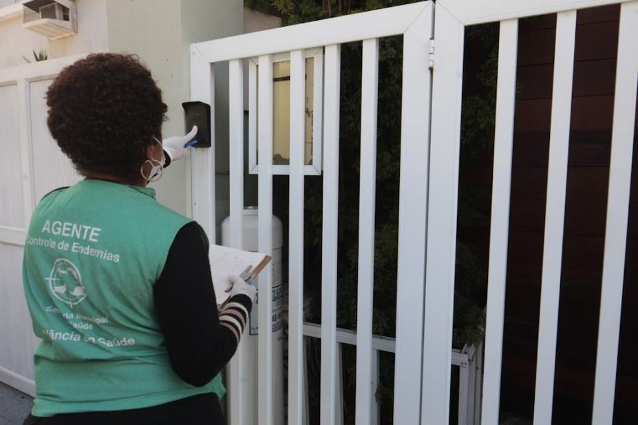 agente toca interfone em frente ao portão #paratodosverem