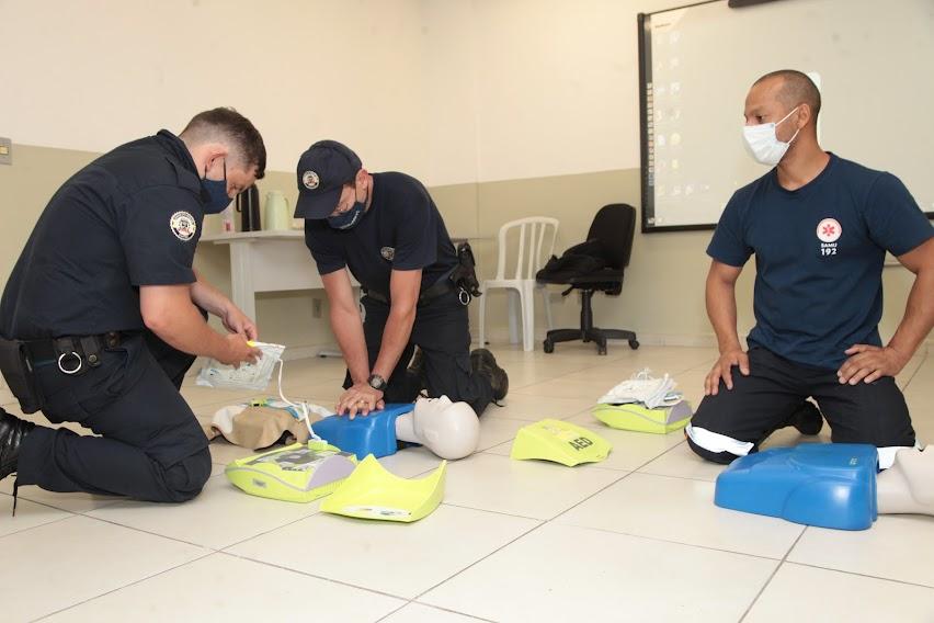 guardas usam equipamento em boneco para simular atendimento #paratodosverem