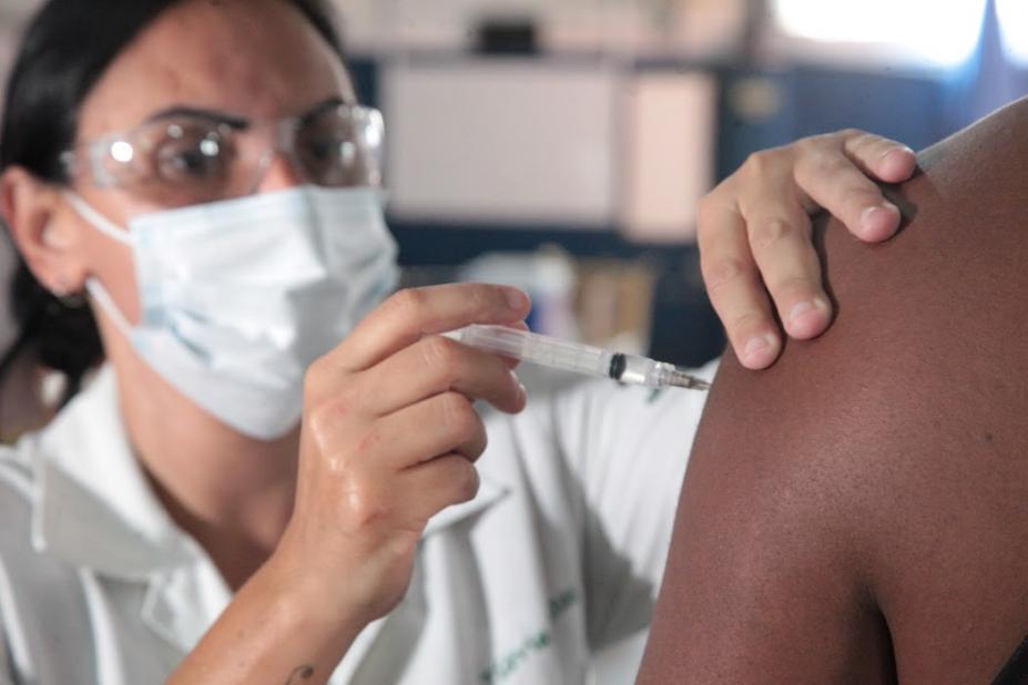 enfermeira aplica vacina #paratodosverem