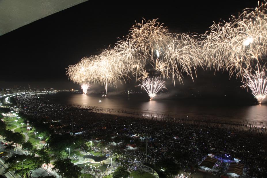 Fogos estourando no mar durante a festa #pracegover 