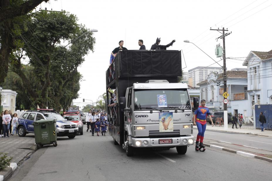 Caminhão no estilo trio elétrico está na avenida. #Pracegover