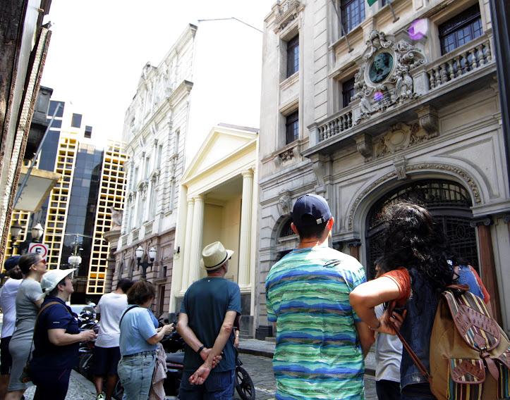 Público observa fachada de imóvel onde José Bonifácio viveu. #paratodosverem