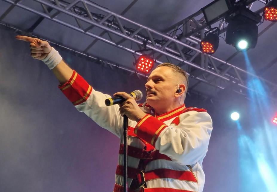 vocalista se apresenta fantasiado de Freddy Mercury #paratodosverem 