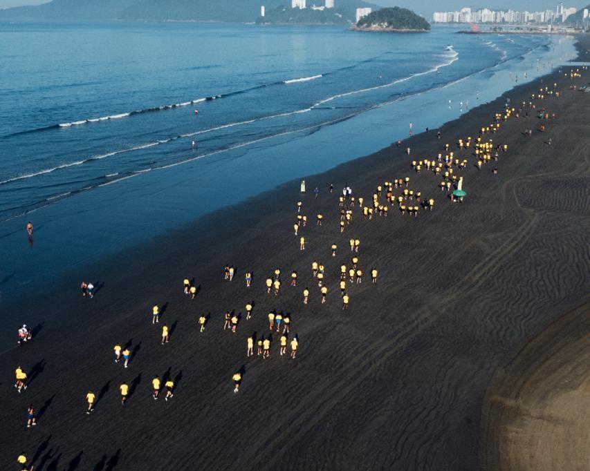 Corrida na faixa de areia de Santos. #Paratodosverem