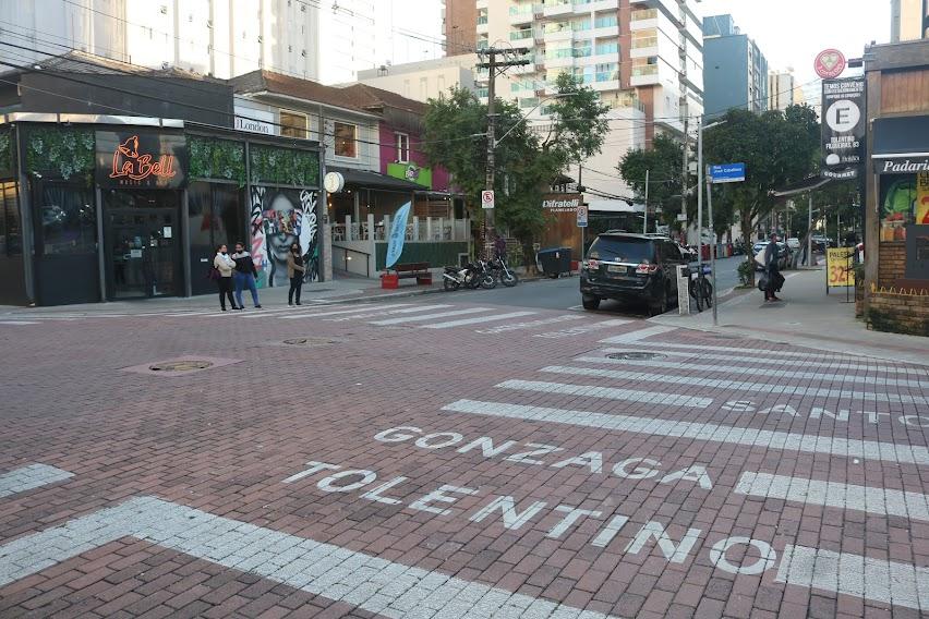 Cruzamento da rua gastronomica com bares nas esquinas #paratodosverem