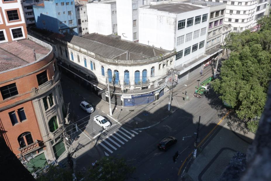 Trecho da Praça Mauá visto do alto, com lojas fechadas na via. #Paratodosverem