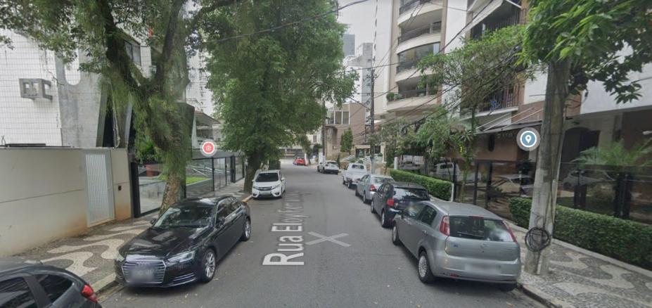 imagem da rua com carros estacionados dos dois lados #paratodosverem