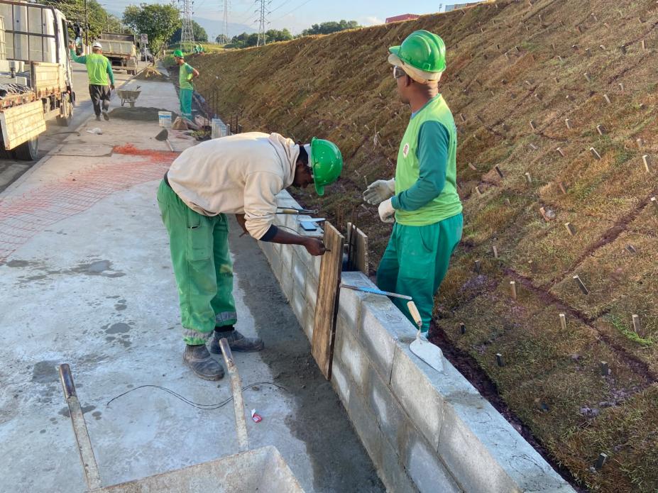 operários atuando na obra #paratodosverem 