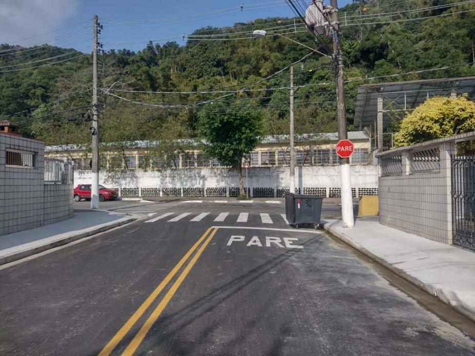 vista geral de rua recém-pavimentada com pintura de solo para a segurança do trânsito.  #paratodosverem