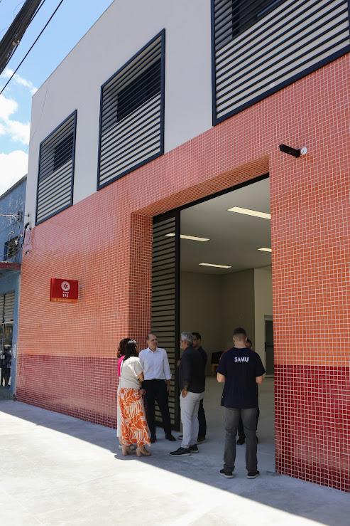 pessoas na frente a base #paratodosverem