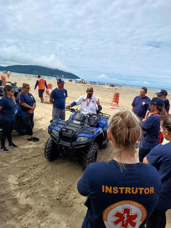 instrutor ensina profissionais do samu #paratodosverem 