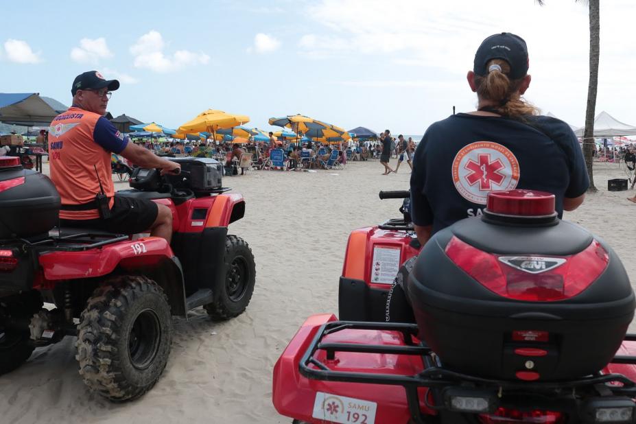 dois enfermeiros dirigem quadriciclo do samu na areia. #paratodosverem