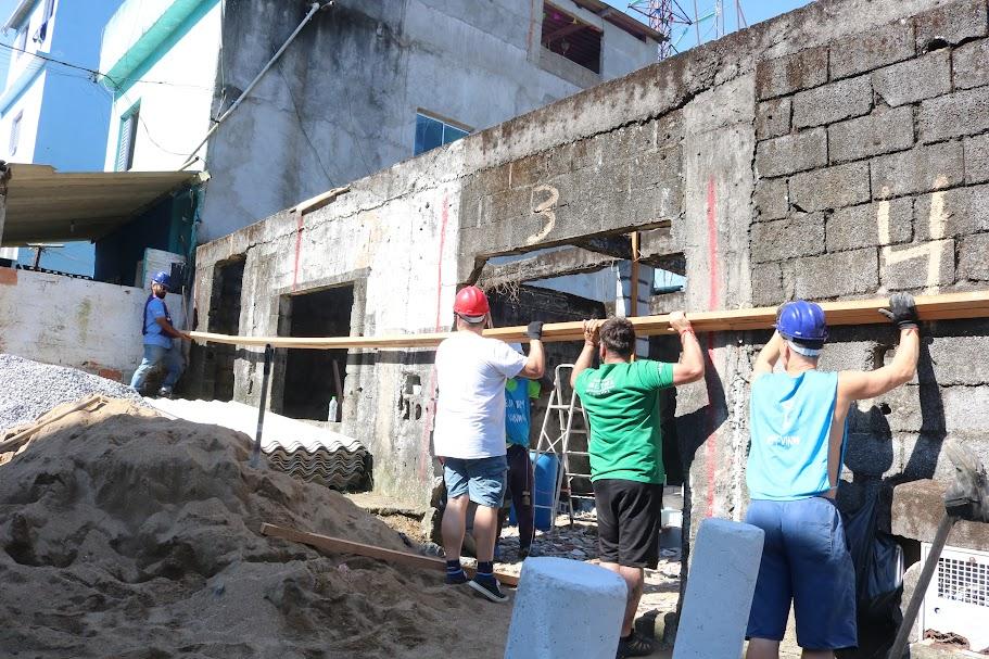 várias pessoas estão trabalhando para reformar uma construção. #paratodosverem