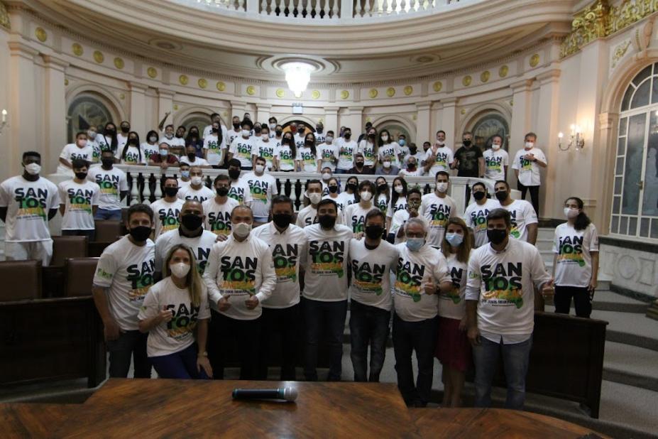 Autoridades e atletas em sala no palácio #paratodosverem