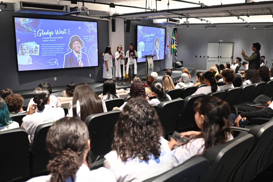 estudantes fazem apresentação #paratodosverem