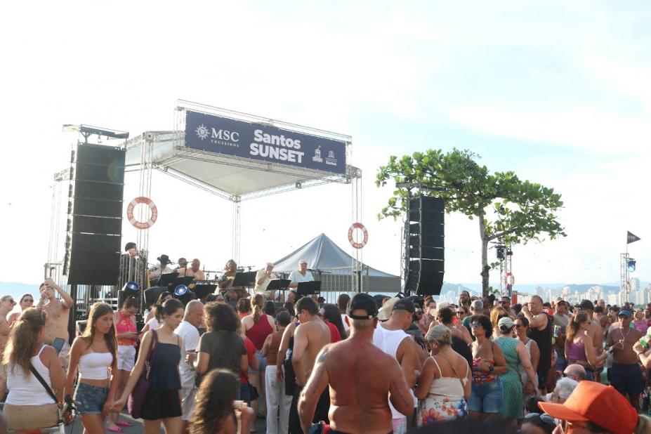 pessoas na frente do palco acompanhando o evento #paratodosverem 