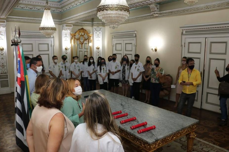 Autoridades falam com alunos em sala da prefeitura #paratodosverem