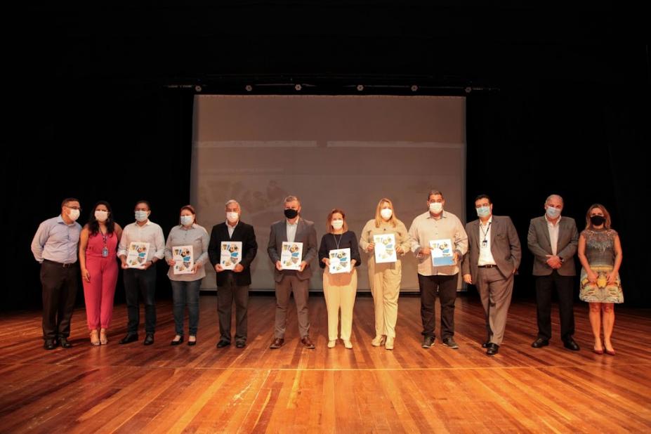 Representantes da cidade em cima do palco #paratodosverem