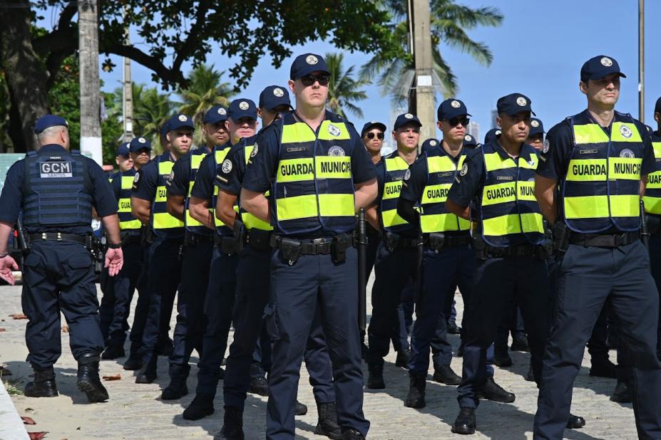 guardas em pé enfileirados #paratodosverem