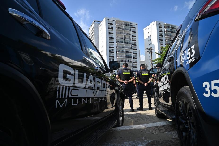 guardas em pé ao lado de viatura #paratodosverem 