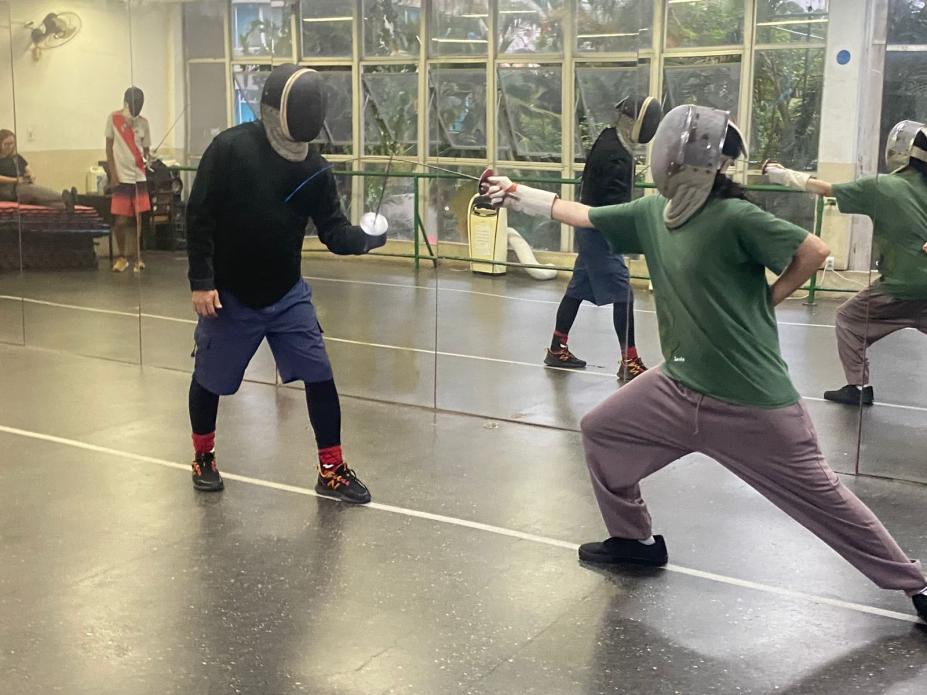 pessoas lutando com espadas #paratodosverem 