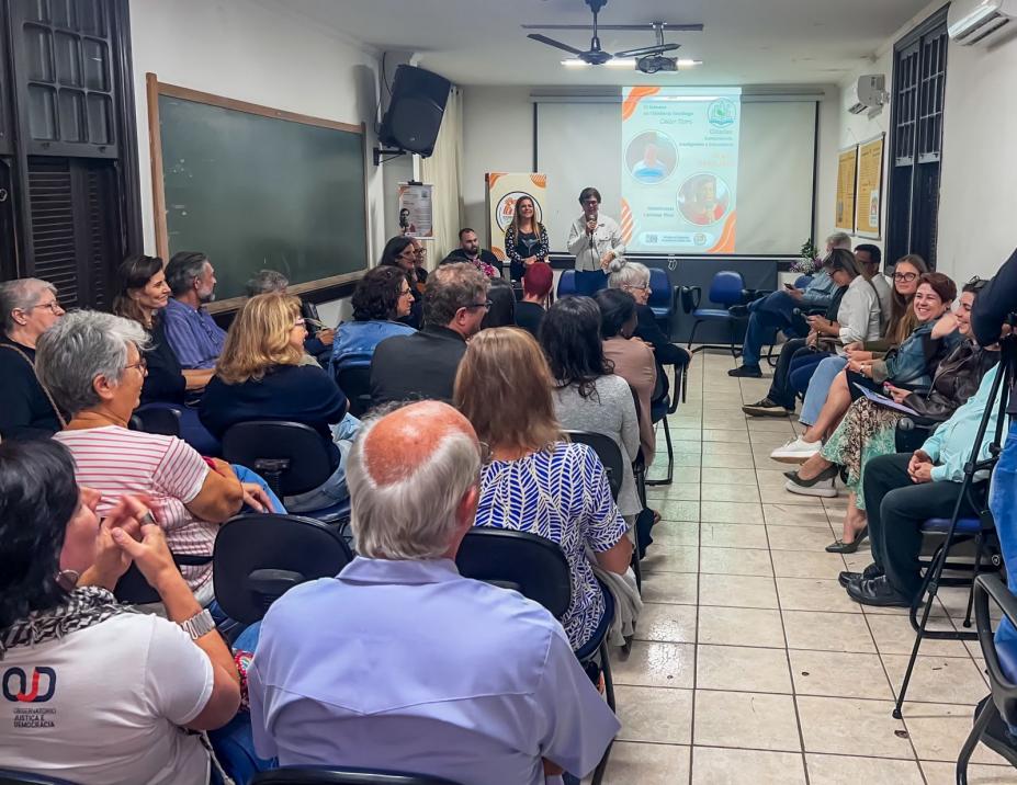 palestrante fala a pessoas no auditório #paratodosverem