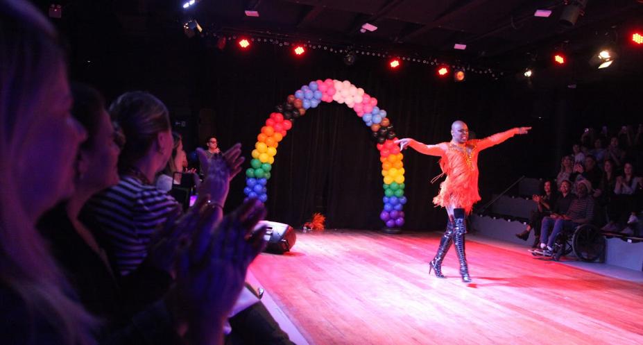 Drag queen se apresenta em palco #paratodosverem
