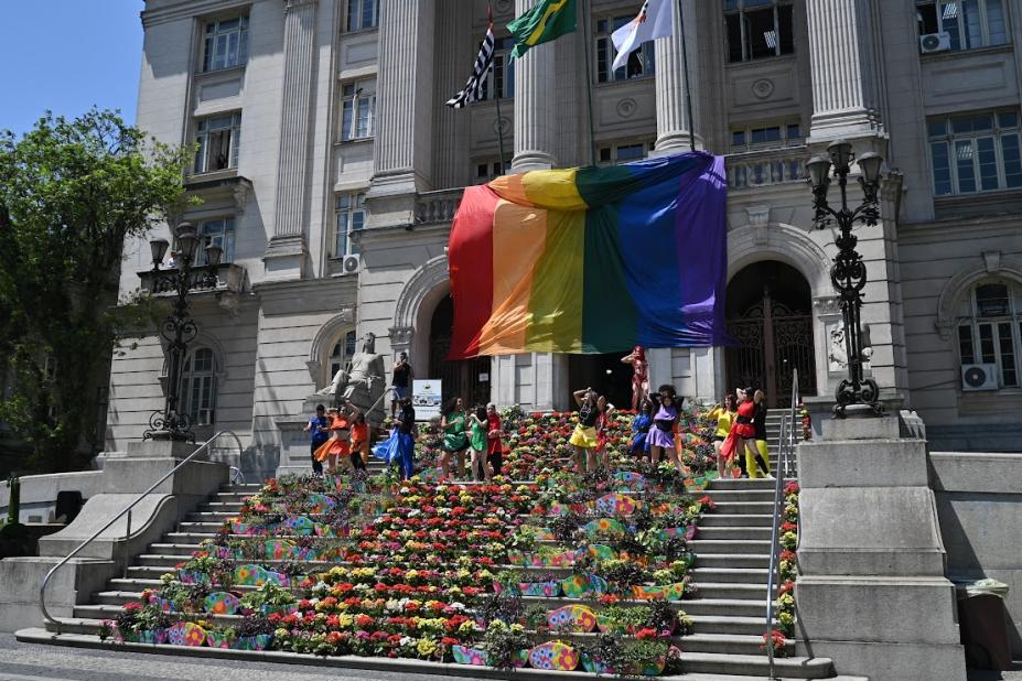 pessoas se apresentando na escadaria do paço  #paratodosverem