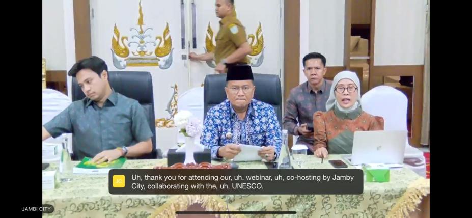 pessoas sentadas à mesa #paratodosverem