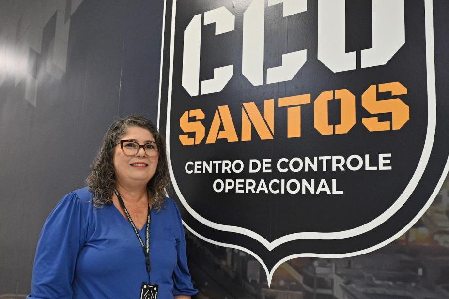 servidora ao lado de placa do cco #paratodosverem
