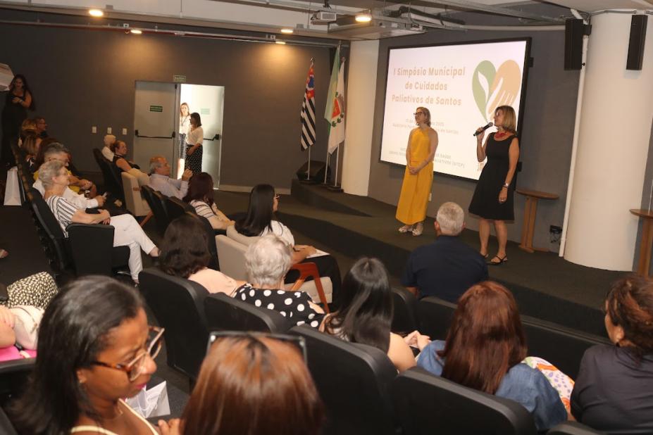 palestrantes falando no simpósio #paratodosverem 